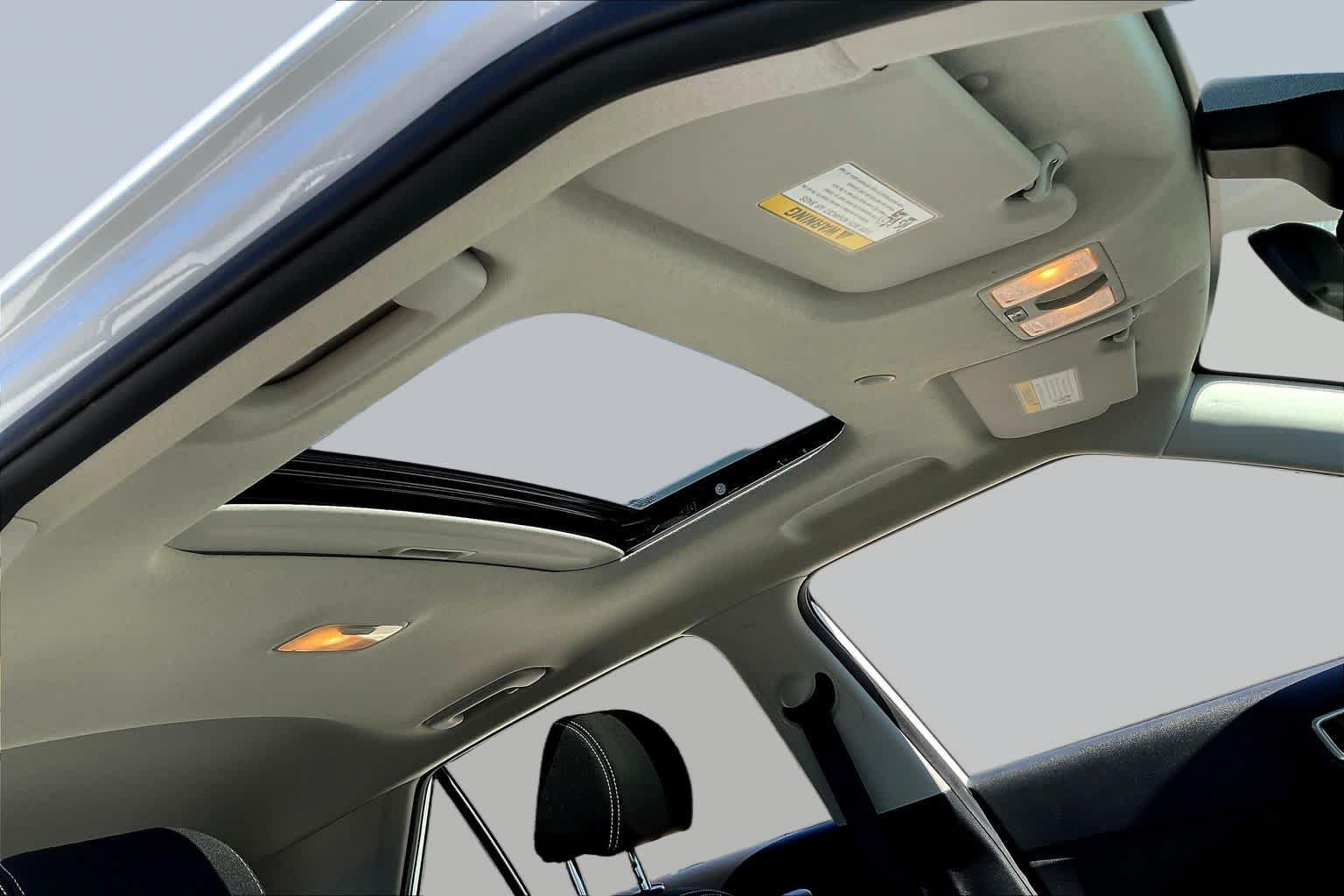 Used 2025 Hyundai Venue SEL FWD image 14