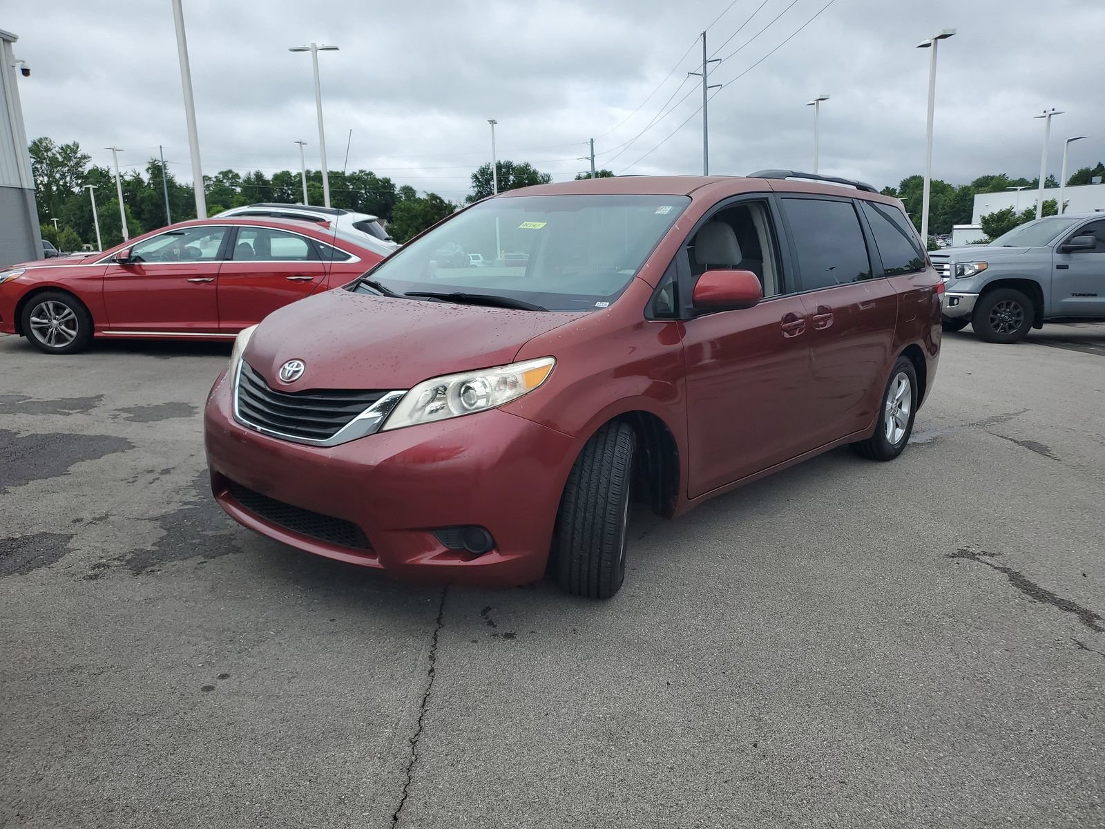 Used 2011 Toyota Sienna LE FWD image 2
