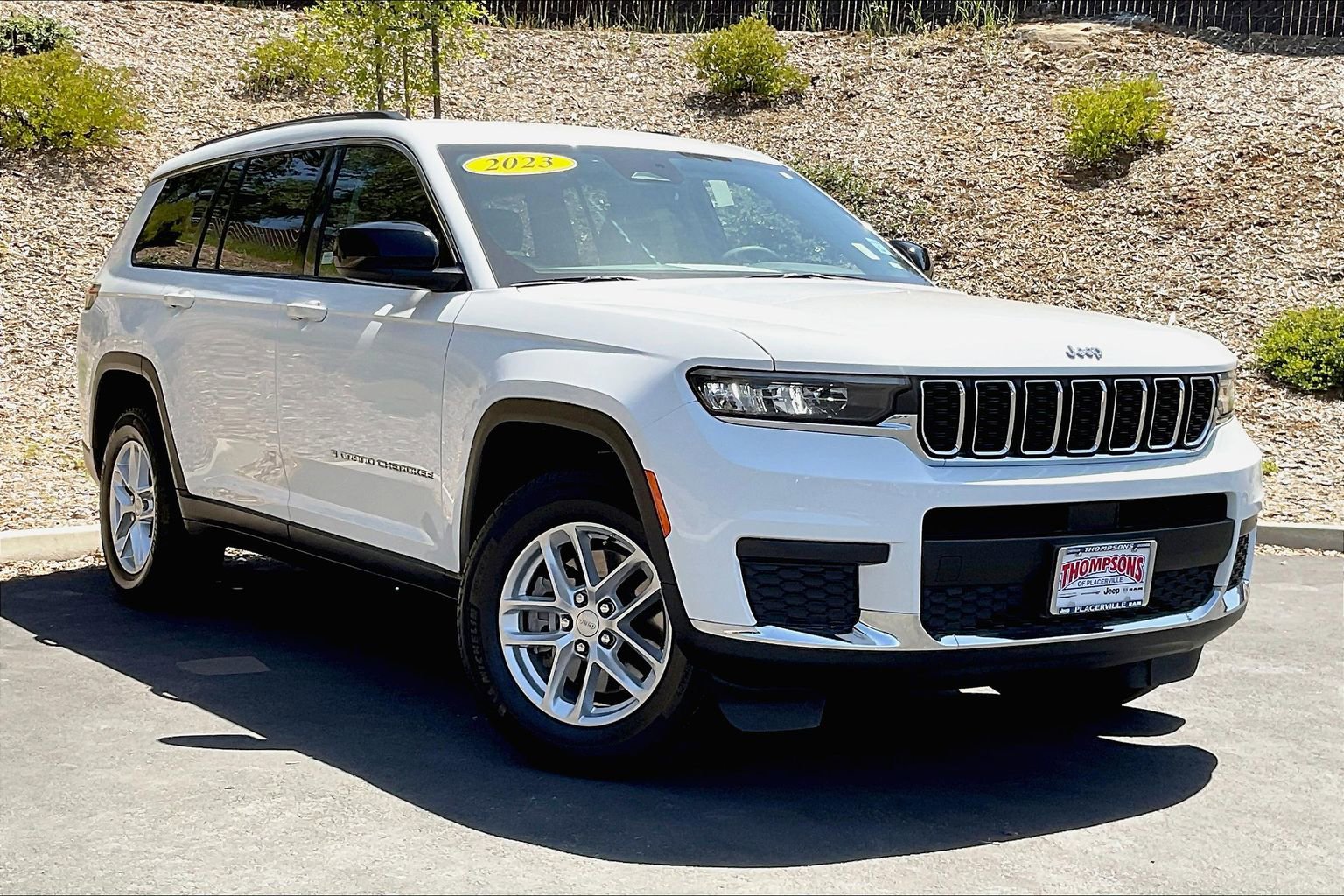 Used 2023 Jeep Grand Cherokee L Laredo image 2