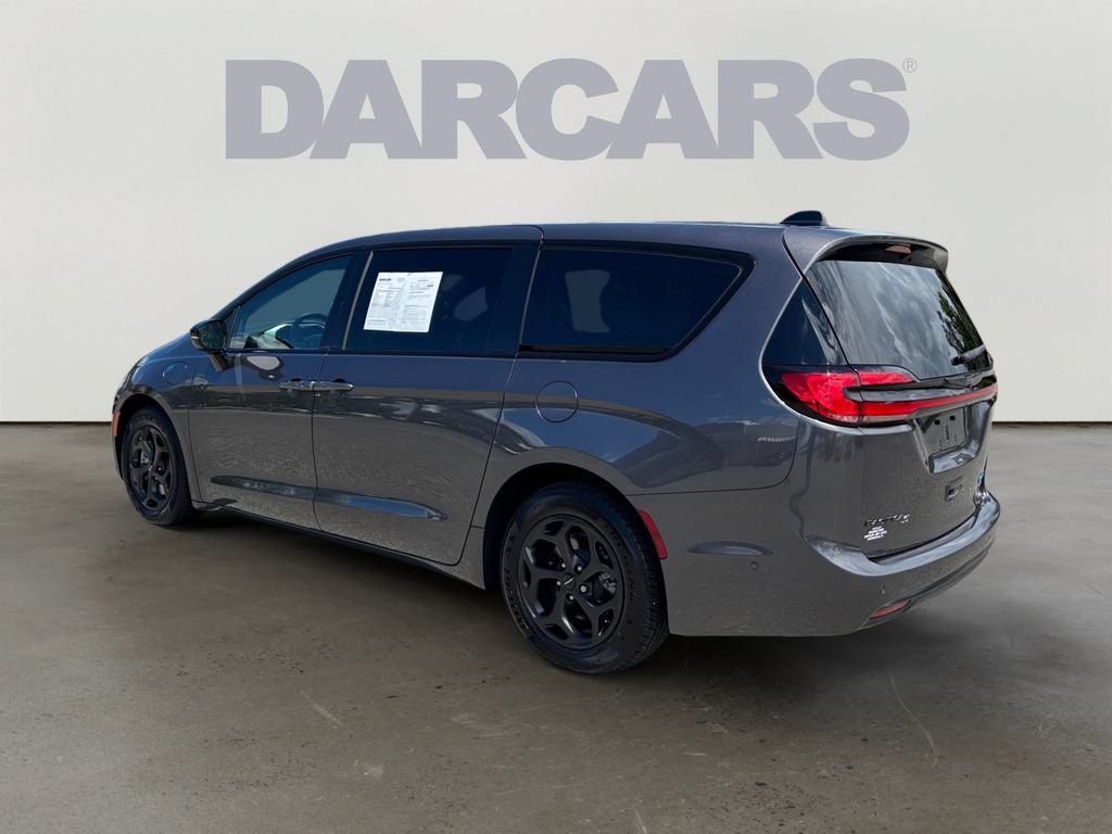 Used 2023 Chrysler Pacifica Limited w/ Uconnect Theater Family Group FWD image 5