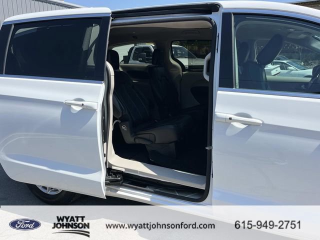 Used 2023 Chrysler Pacifica Touring-L image 22