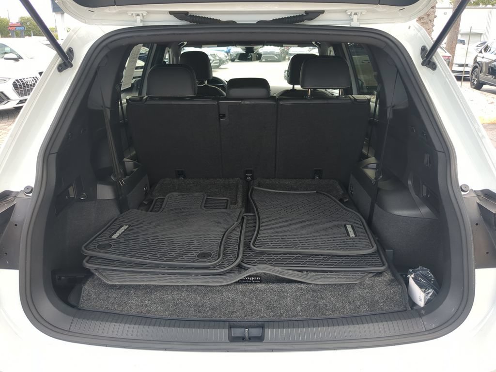Certified 2023 Volkswagen Tiguan SE R-Line FWD image 9