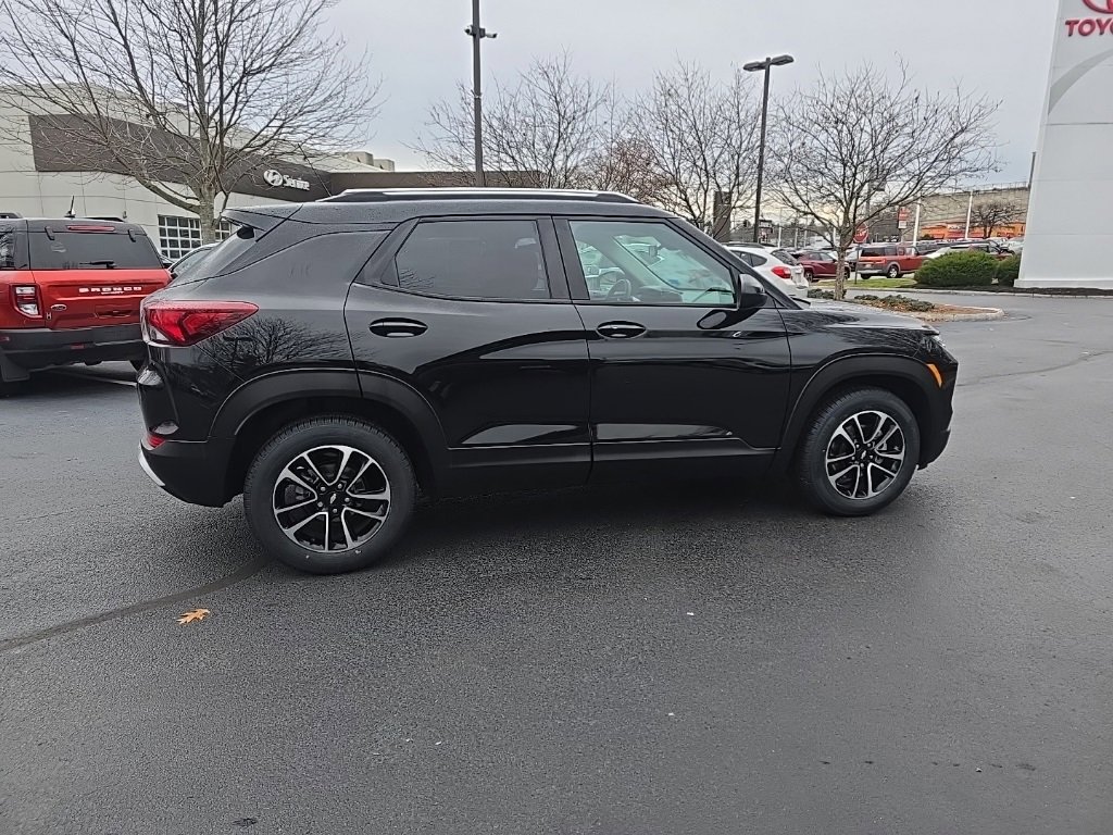 Used 2025 Chevrolet TrailBlazer LT w/ Driver Confidence Package image 8
