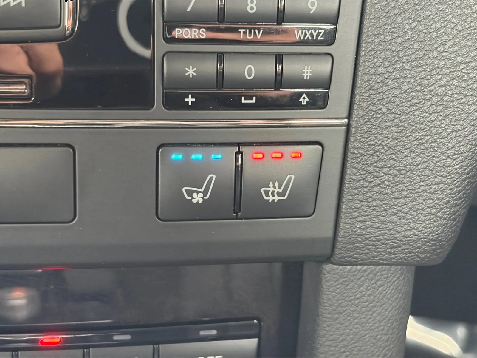 Used 2010 Mercedes-Benz E 550 4MATIC Sedan image 25