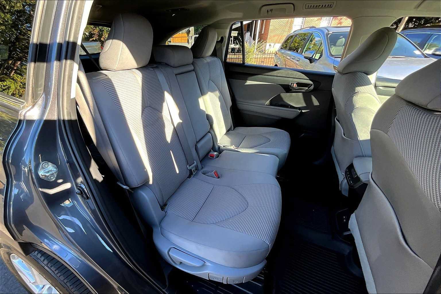 Used 2023 Toyota Highlander L FWD image 18