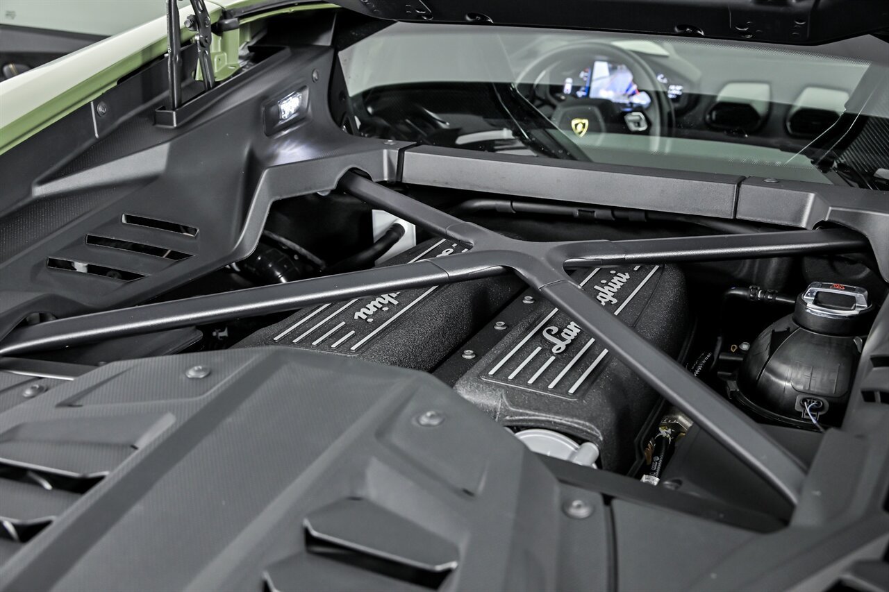 Used 2022 Lamborghini Huracan EVO RWD image 12
