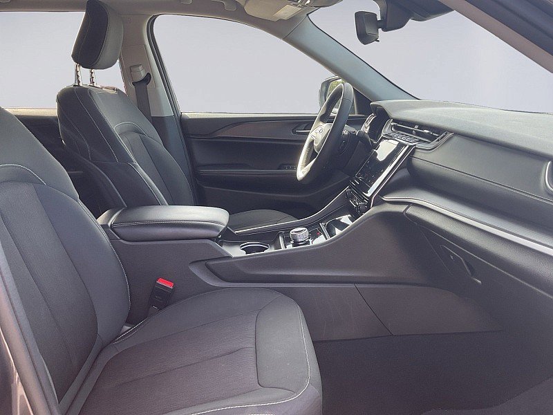 Used 2024 Jeep Grand Cherokee Laredo w/ Trailer Tow Package image 11