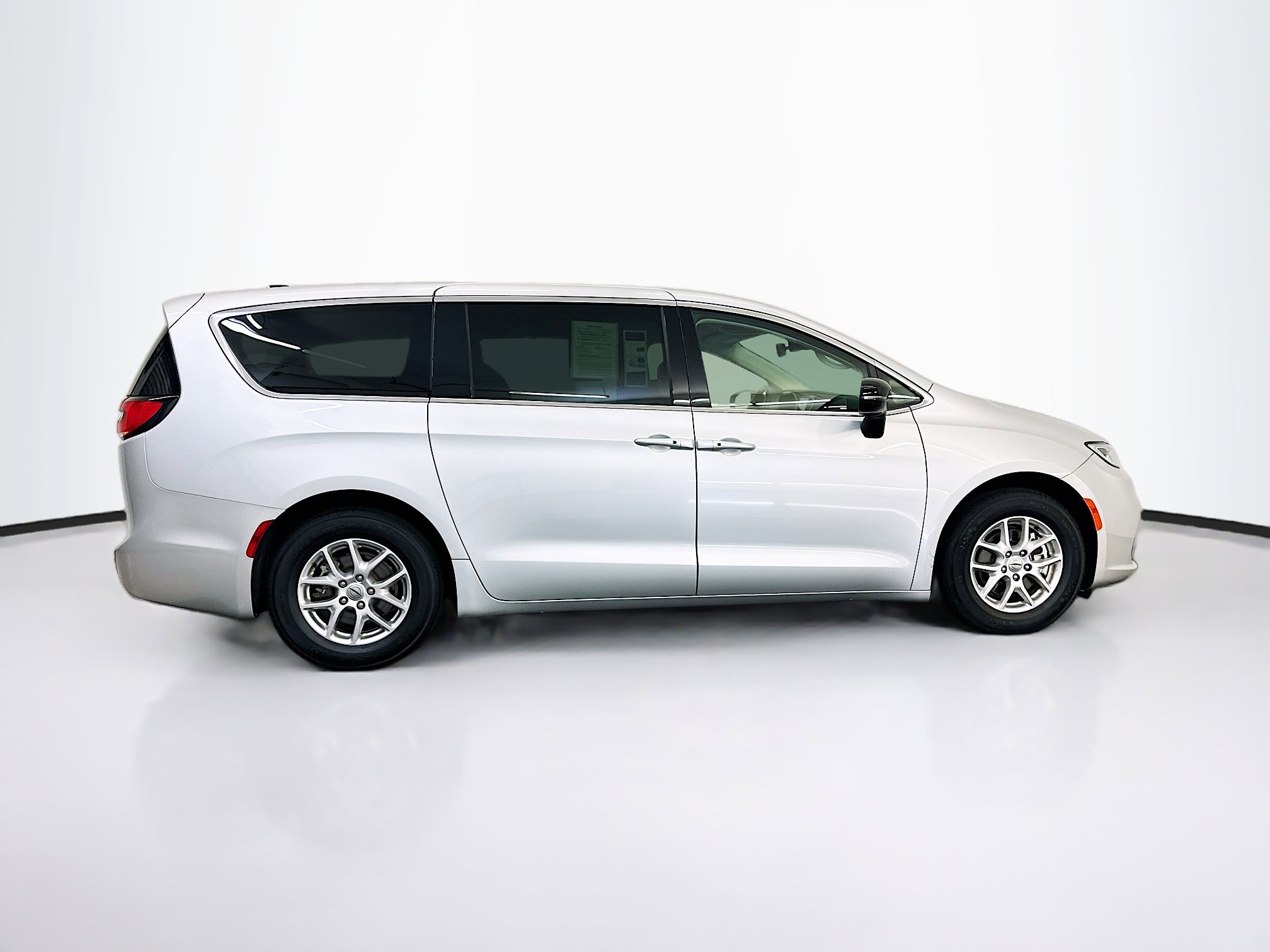 Used 2024 Chrysler Pacifica Touring-L FWD image 10