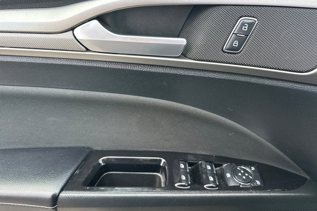 Used 2019 Ford Fusion SE image 11