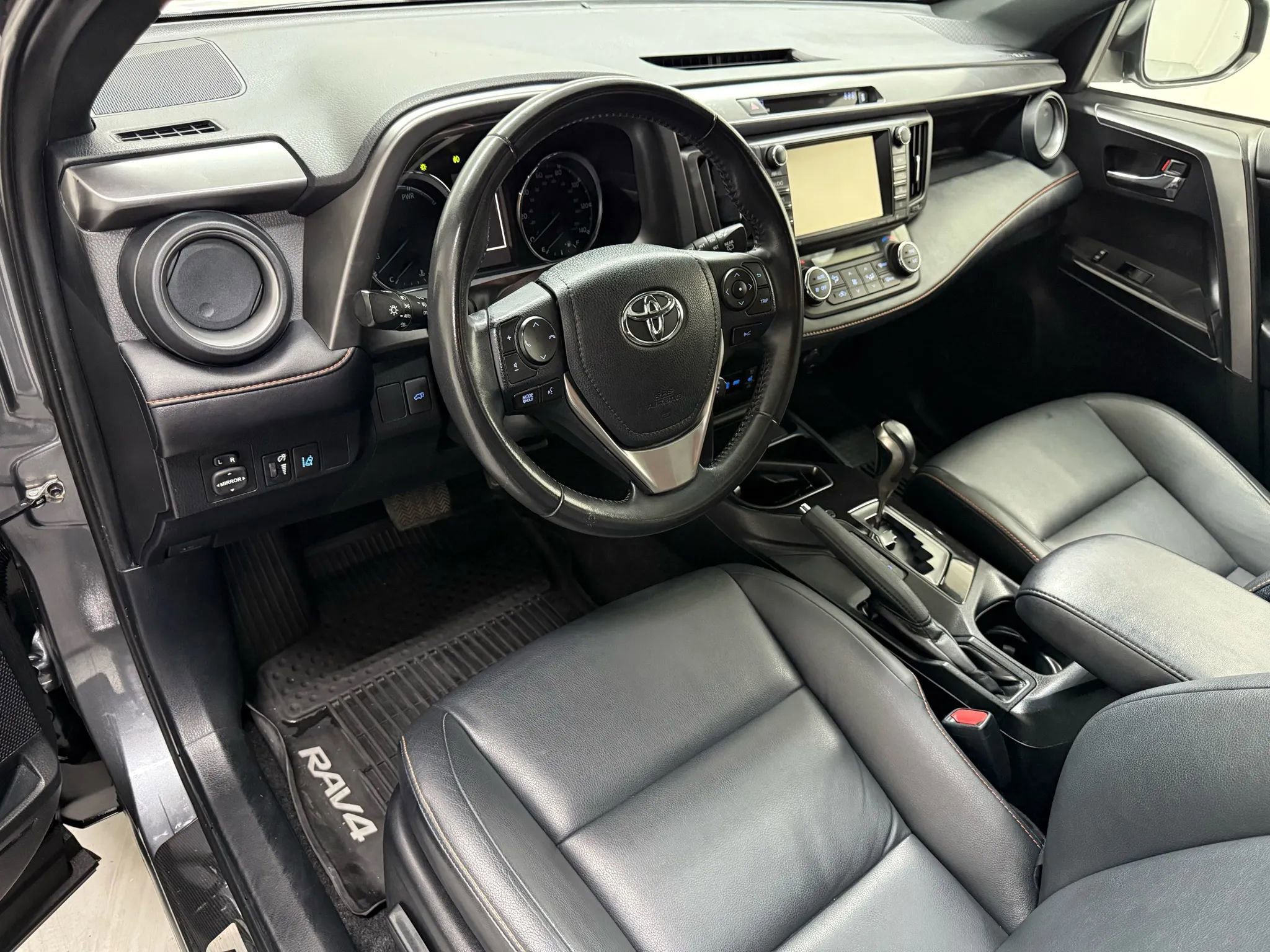 Used 2017 Toyota RAV4 SE w/ Advanced Technology Package image 13