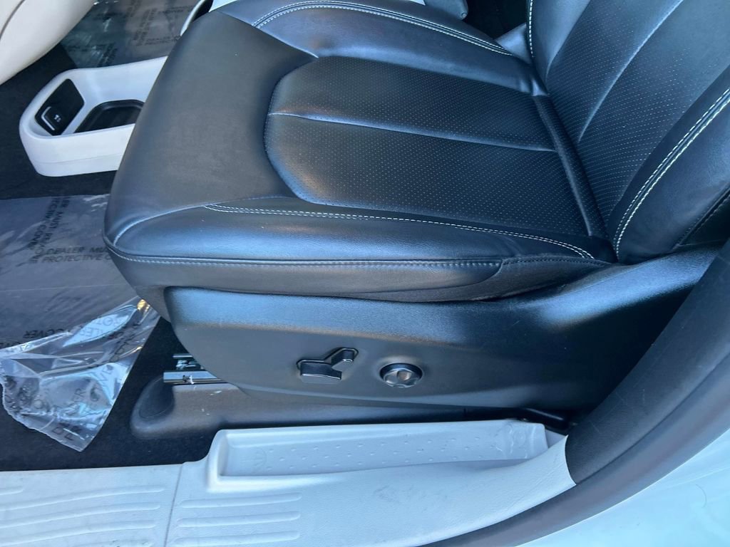 Used 2024 Chrysler Pacifica Touring-L image 20