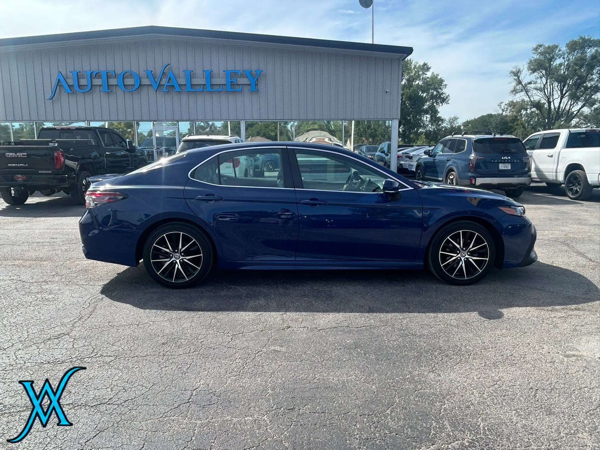Used 2023 Toyota Camry SE w/ Cold Weather Package FWD image 8