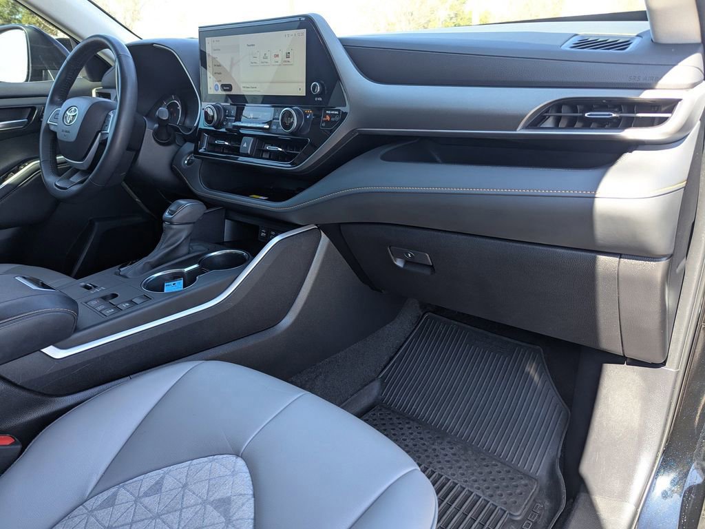 Used 2023 Toyota Highlander Bronze Edition image 10