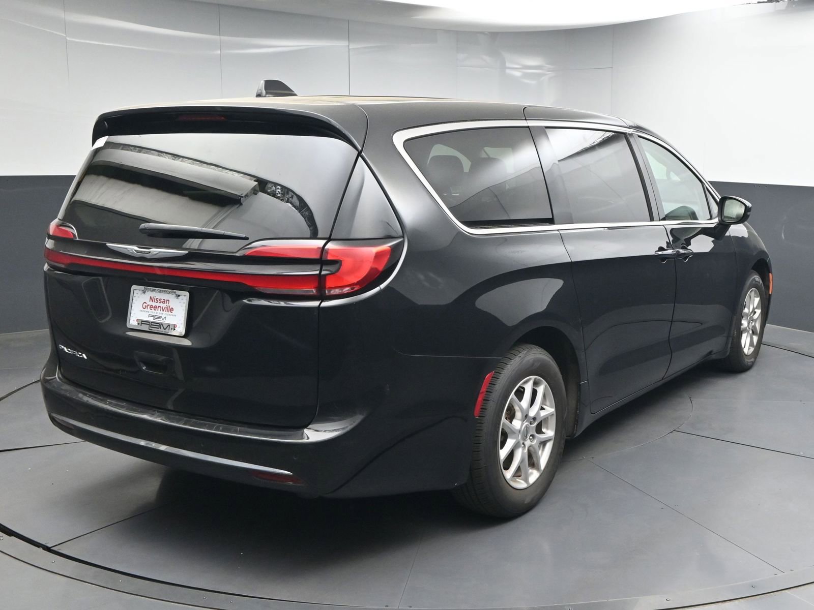 Used 2023 Chrysler Pacifica Touring-L image 7