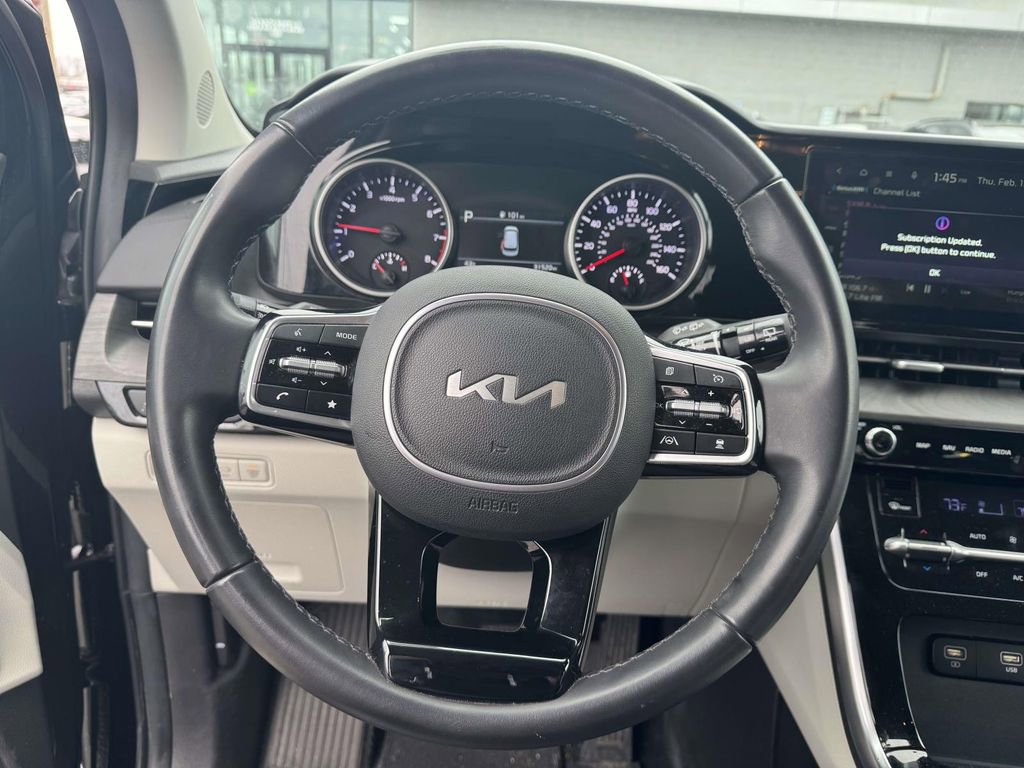 Used 2023 Kia Carnival EX image 13