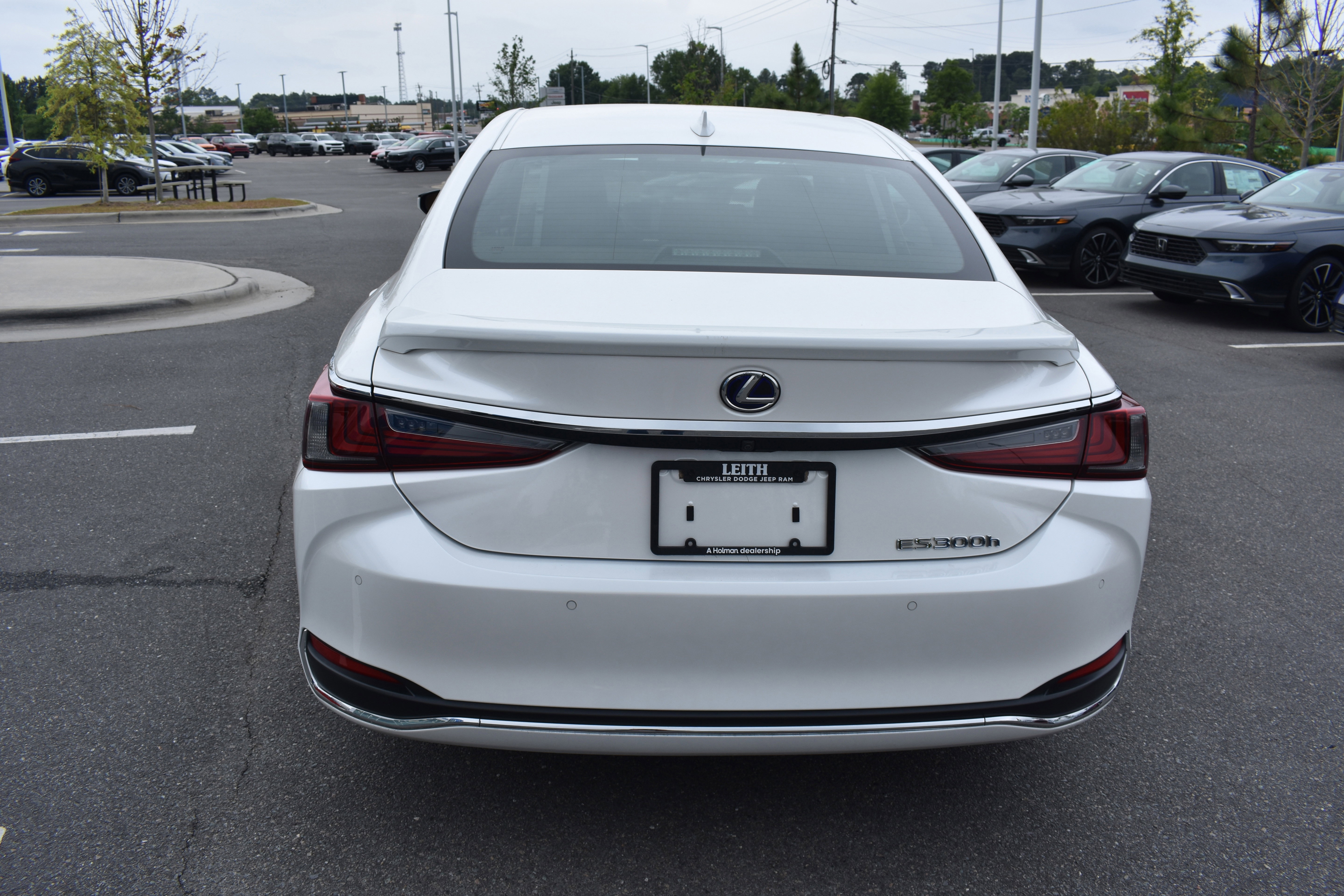 Used 2019 Lexus ES 300h Ultra Luxury w/ Accessory Package FWD image 7