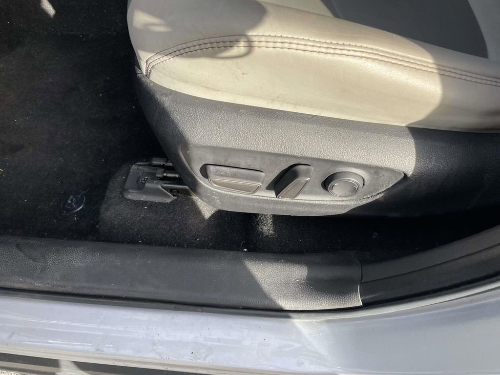 Used 2023 Toyota RAV4 XLE Premium image 30