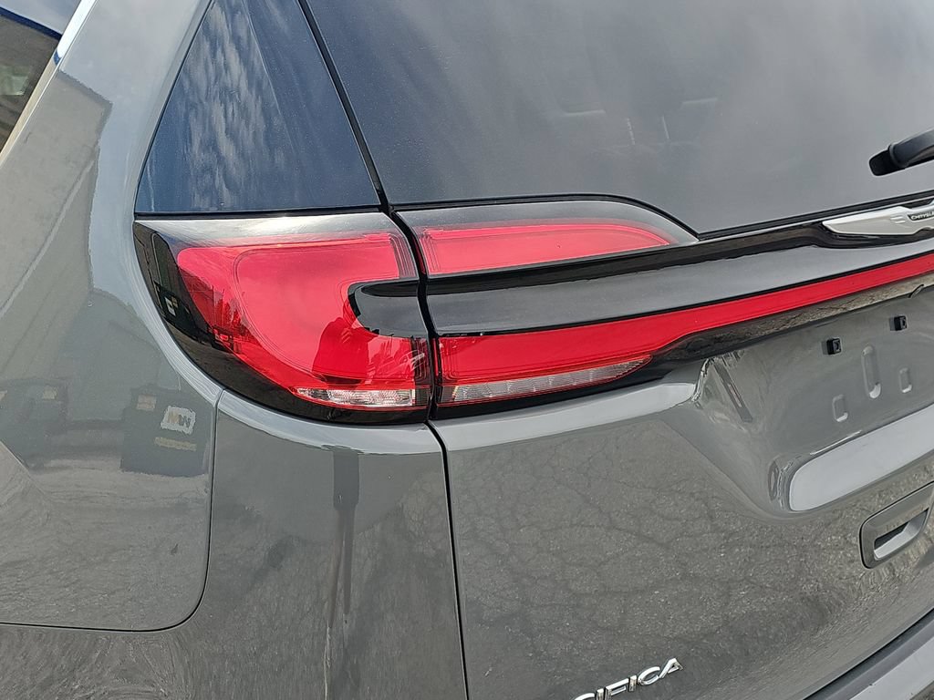 Used 2023 Chrysler Pacifica Limited FWD image 42
