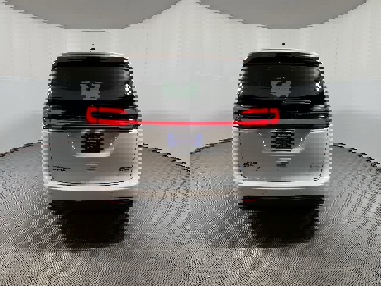 Used 2024 Chrysler Pacifica Limited image 7