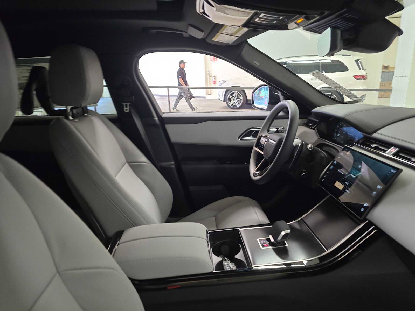 New 2026 Land Rover Range Rover Velar Dynamic SE image 10