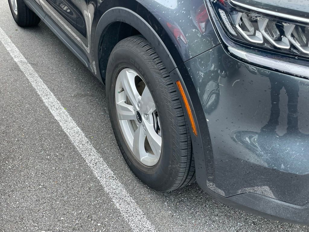 Used 2023 Kia Sorento LX image 9