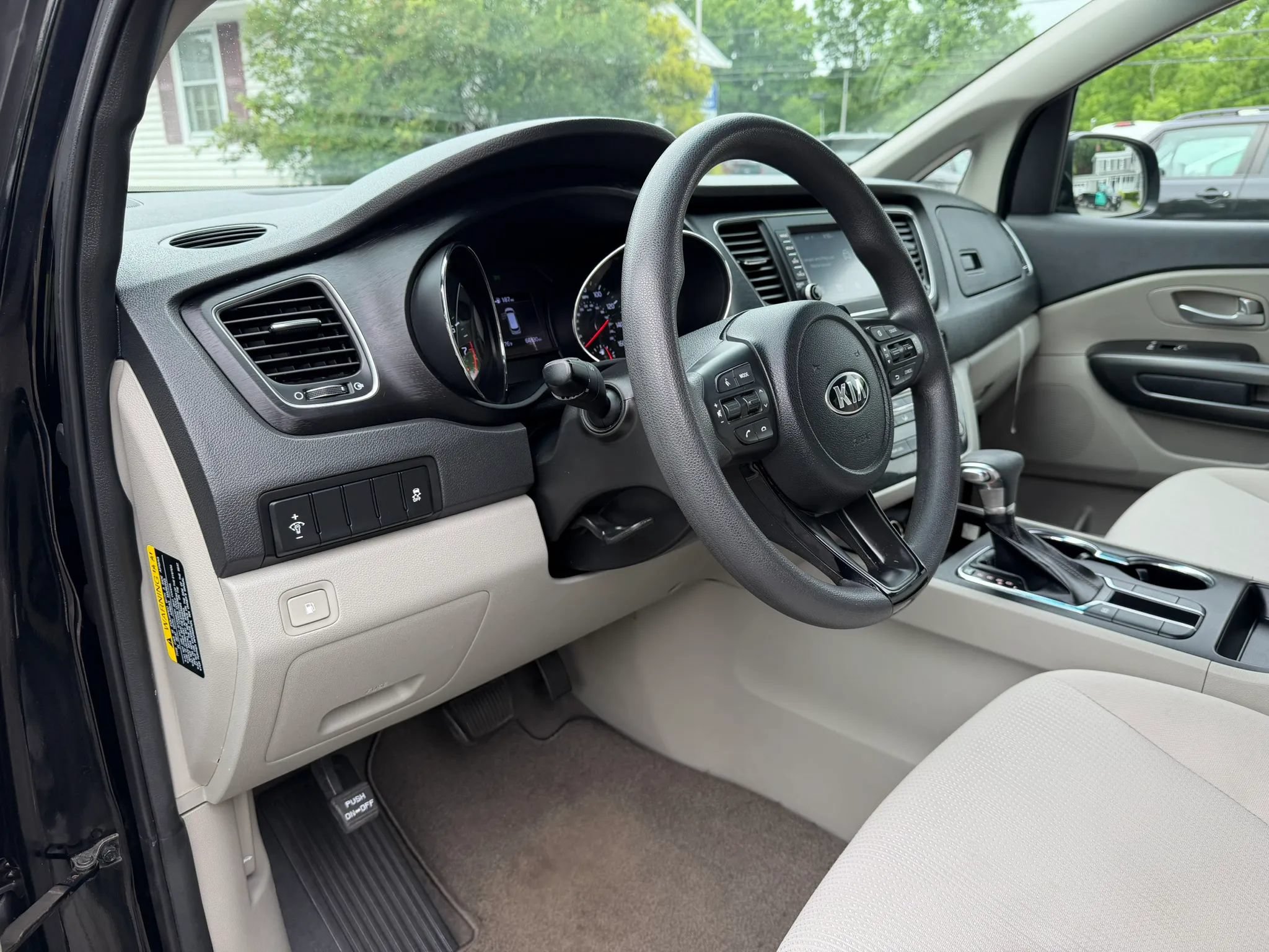 Used 2019 Kia Sedona LX FWD image 10