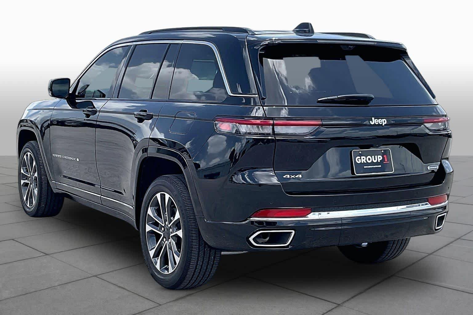 Used 2024 Jeep Grand Cherokee Overland w/ Luxury Tech Group IV AWD/4WD image 11