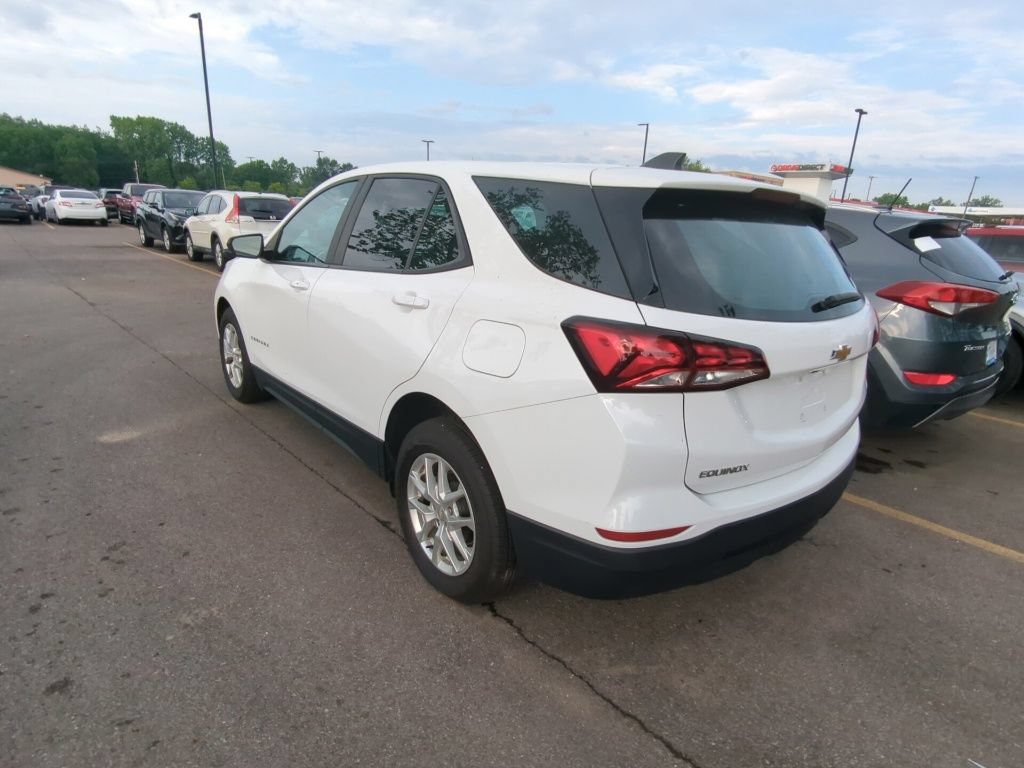 Used 2022 Chevrolet Equinox LS w/ LPO, Floor Liner Package FWD image 4
