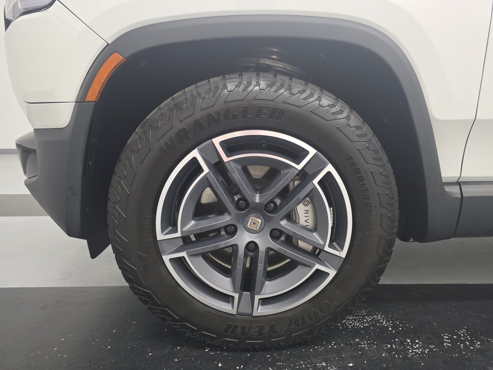 Used 2025 Rivian R1S Adventure AWD/4WD image 9