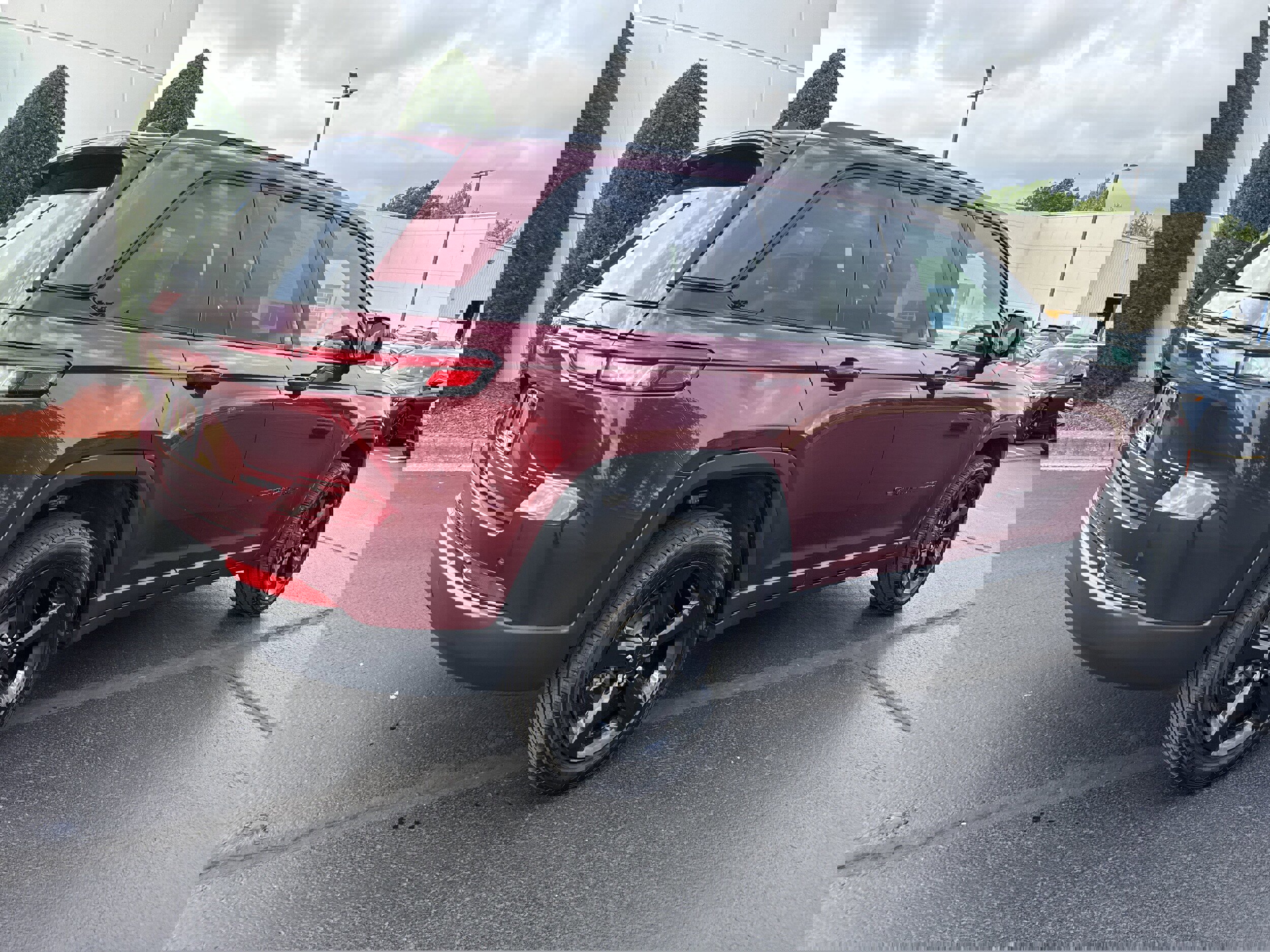 Used 2025 Jeep Grand Cherokee Limited w/ Black Appearance Package AWD/4WD image 4