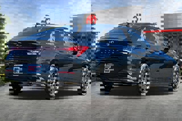 Used 2023 Hyundai Elantra SEL image 4