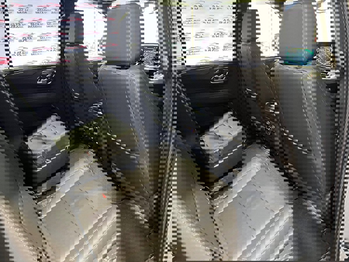 Used 2024 Chevrolet Suburban Z71 image 39