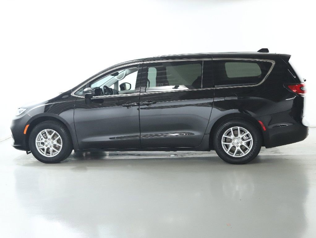 Used 2024 Chrysler Pacifica Touring-L image 38