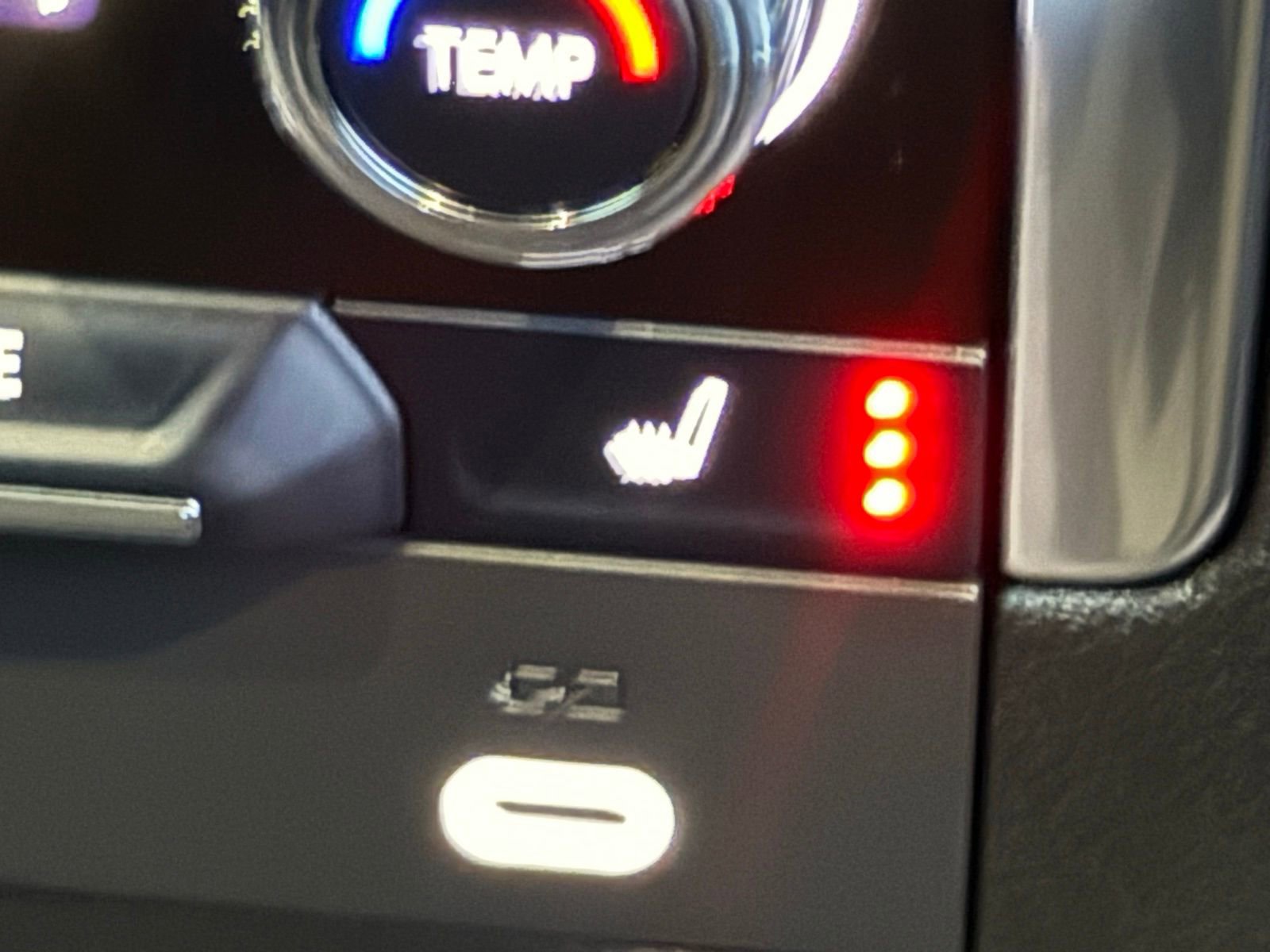 Used 2024 GMC Yukon SLT w/ SLT Luxury Package image 17