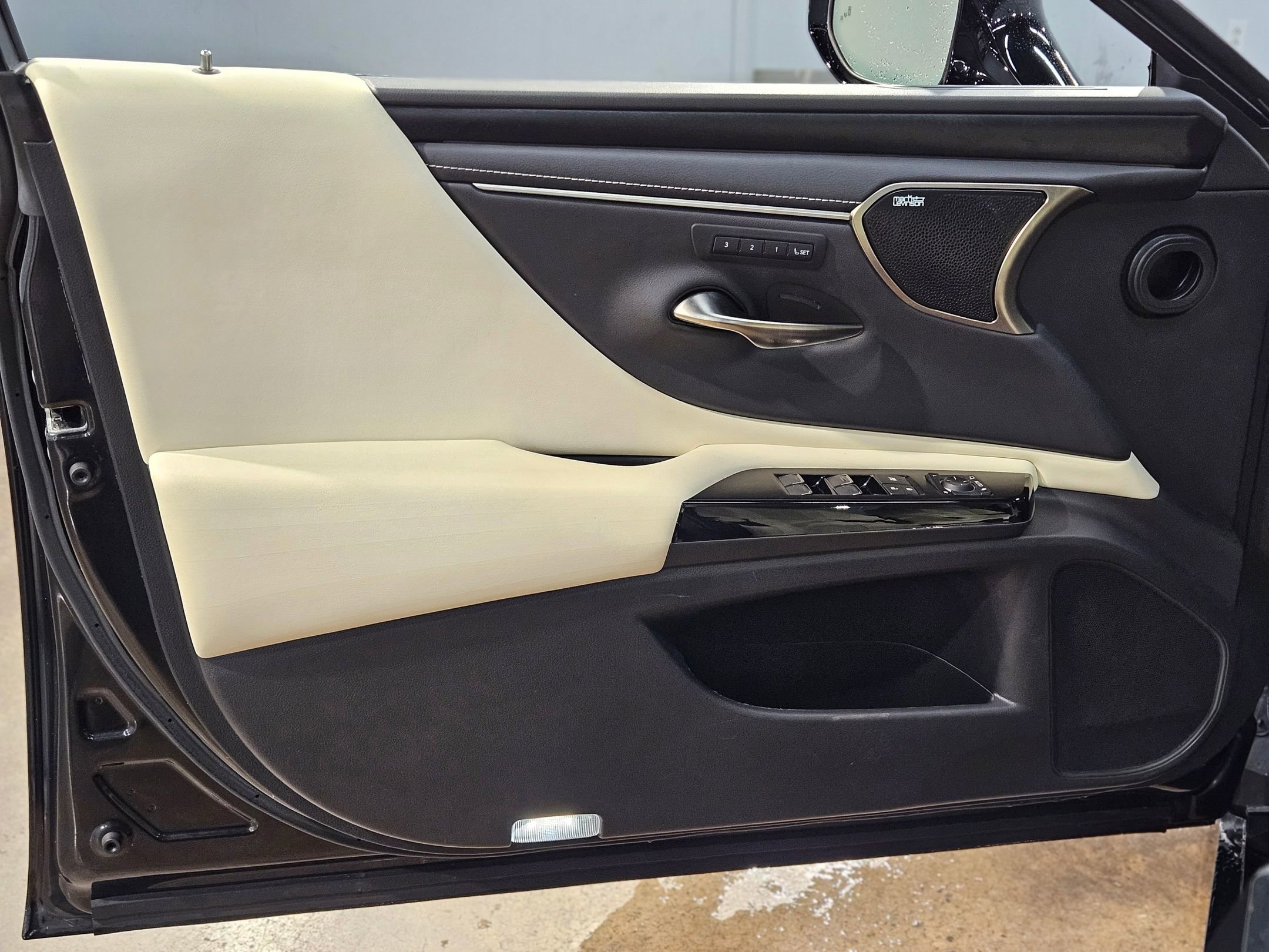 Used 2022 Lexus ES 300h w/ Premium Package image 19