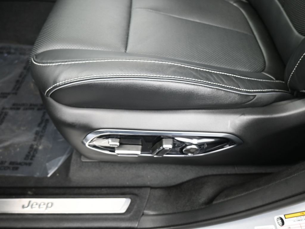 Used 2024 Jeep Grand Cherokee L Overland w/ Advanced Protech Group III image 16