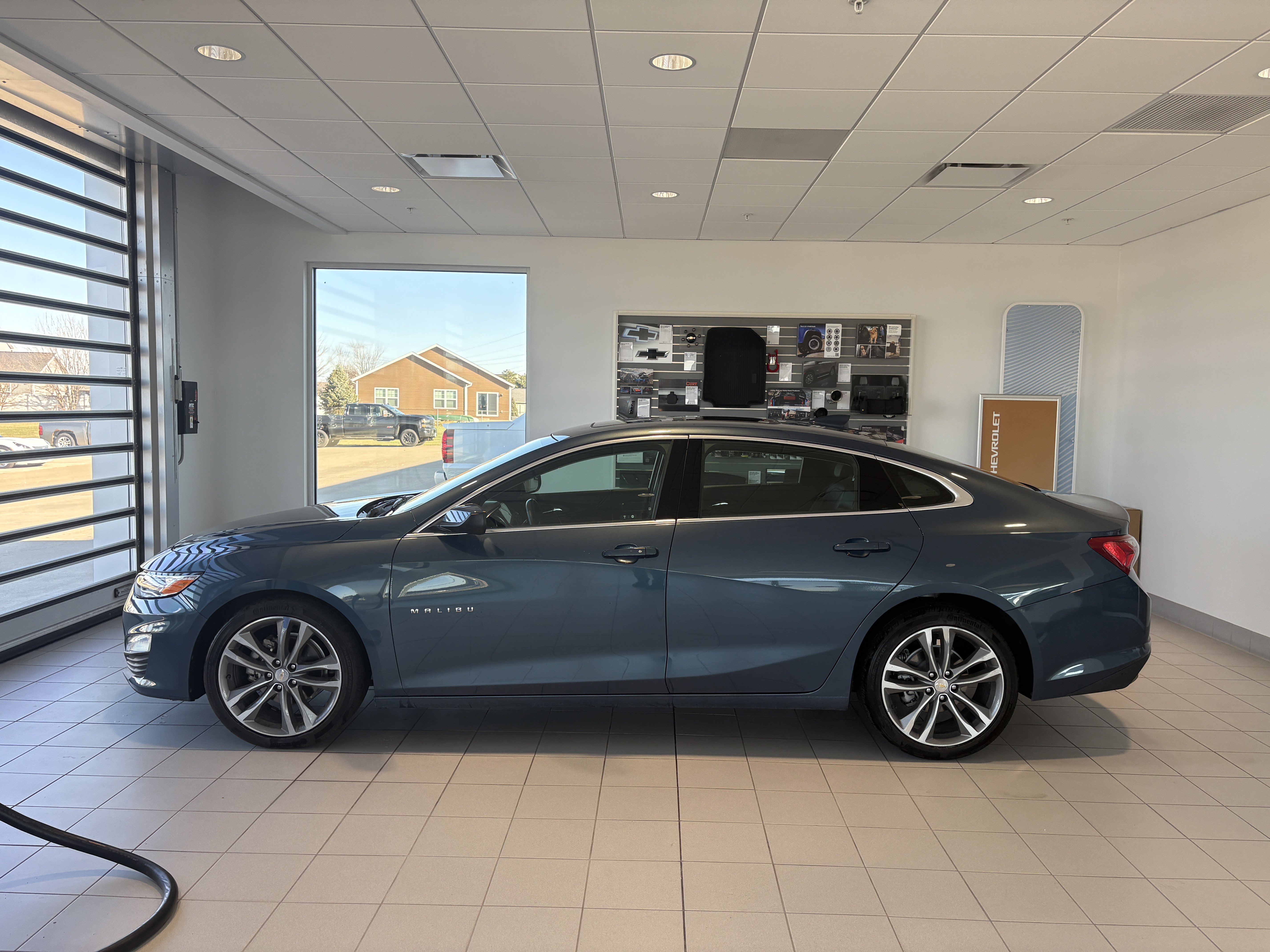 Used 2024 Chevrolet Malibu LT image 2