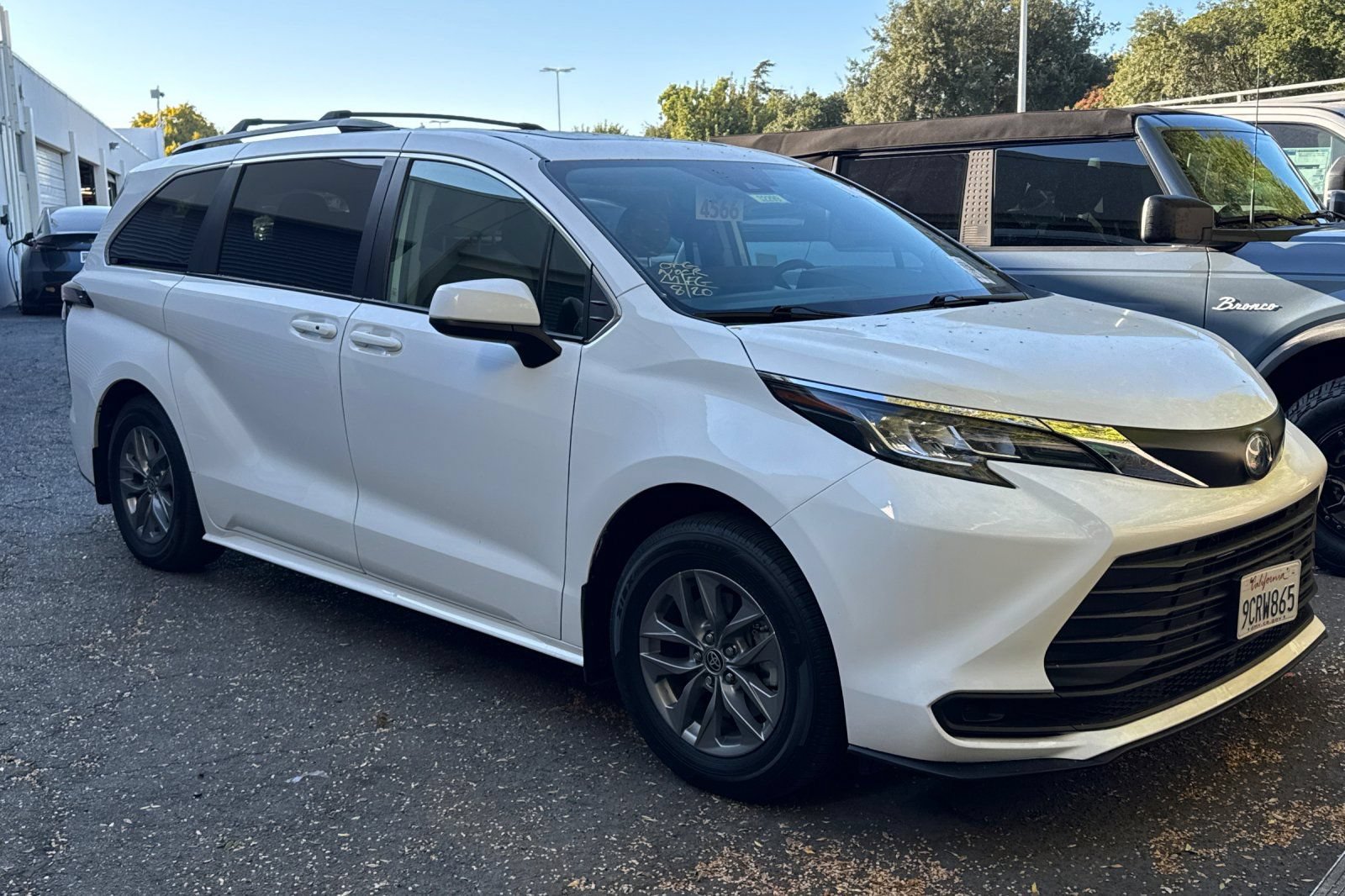 Used 2022 Toyota Sienna LE w/ LE Plus Package AWD/4WD image 2
