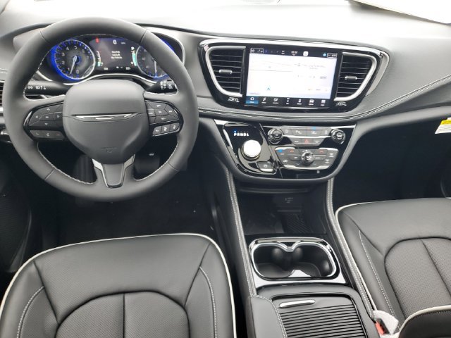 New 2027 Chrysler Pacifica Limited w/ Family Tech Group AWD/4WD image 13