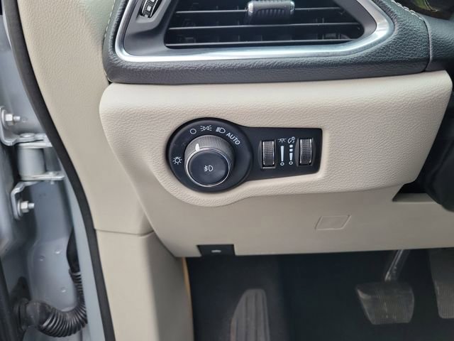 Used 2023 Chrysler Pacifica Limited FWD image 16