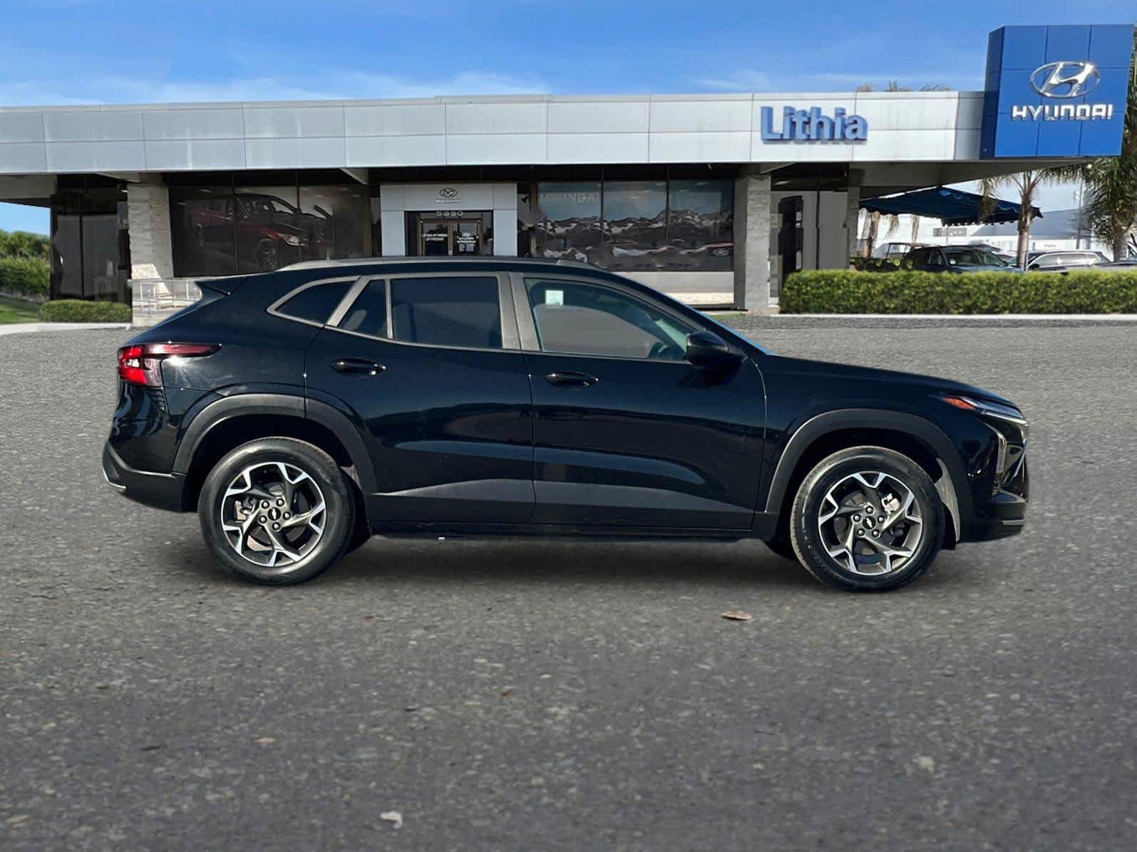 Used 2024 Chevrolet Trax LT FWD image 9