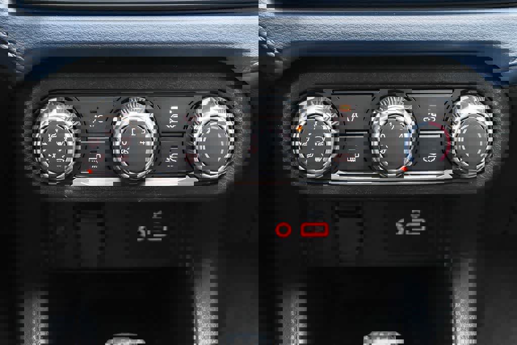 Used 2023 Nissan Versa SV image 14