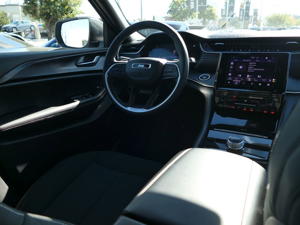 Used 2025 Jeep Grand Cherokee Laredo image 21