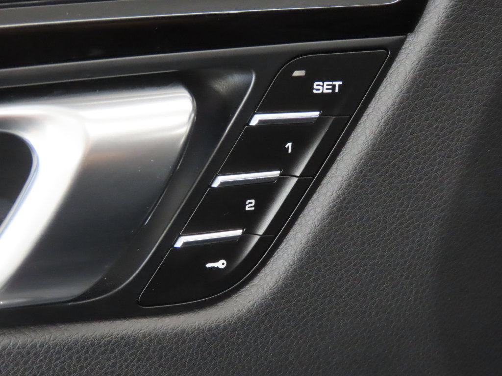 Certified 2025 Porsche Macan AWD/4WD image 36