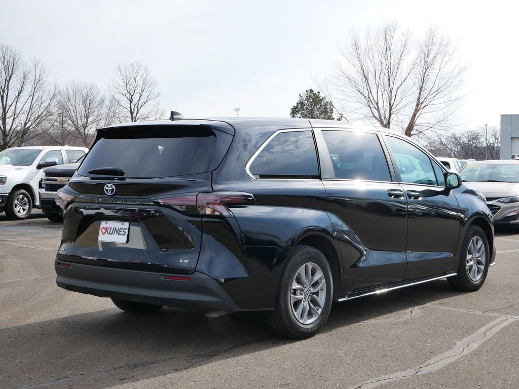 Used 2025 Toyota Sienna LE FWD image 9
