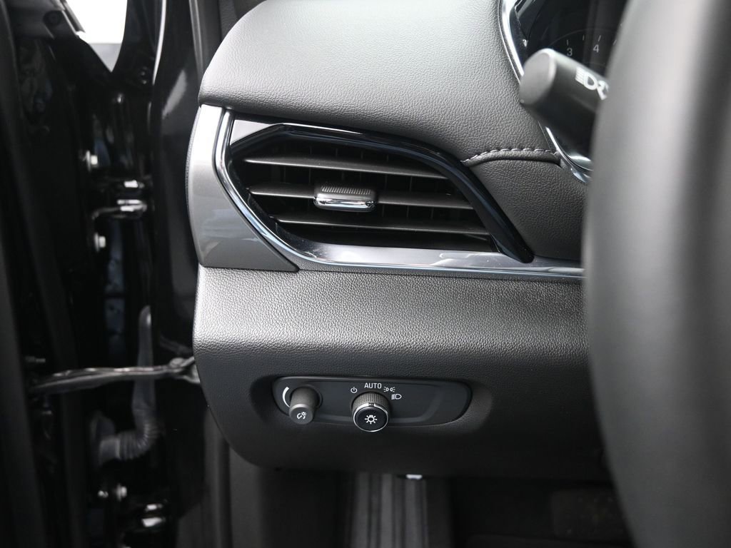 Used 2023 Chevrolet Traverse LT image 35