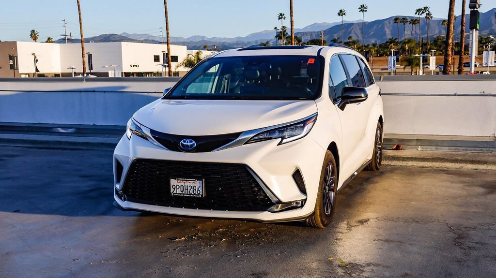 Used 2024 Toyota Sienna XSE w/ XSE Plus Package image 4