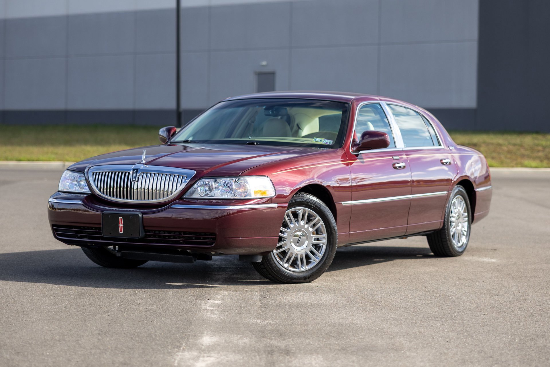 Used 2010 Lincoln Town Car Signature Limited