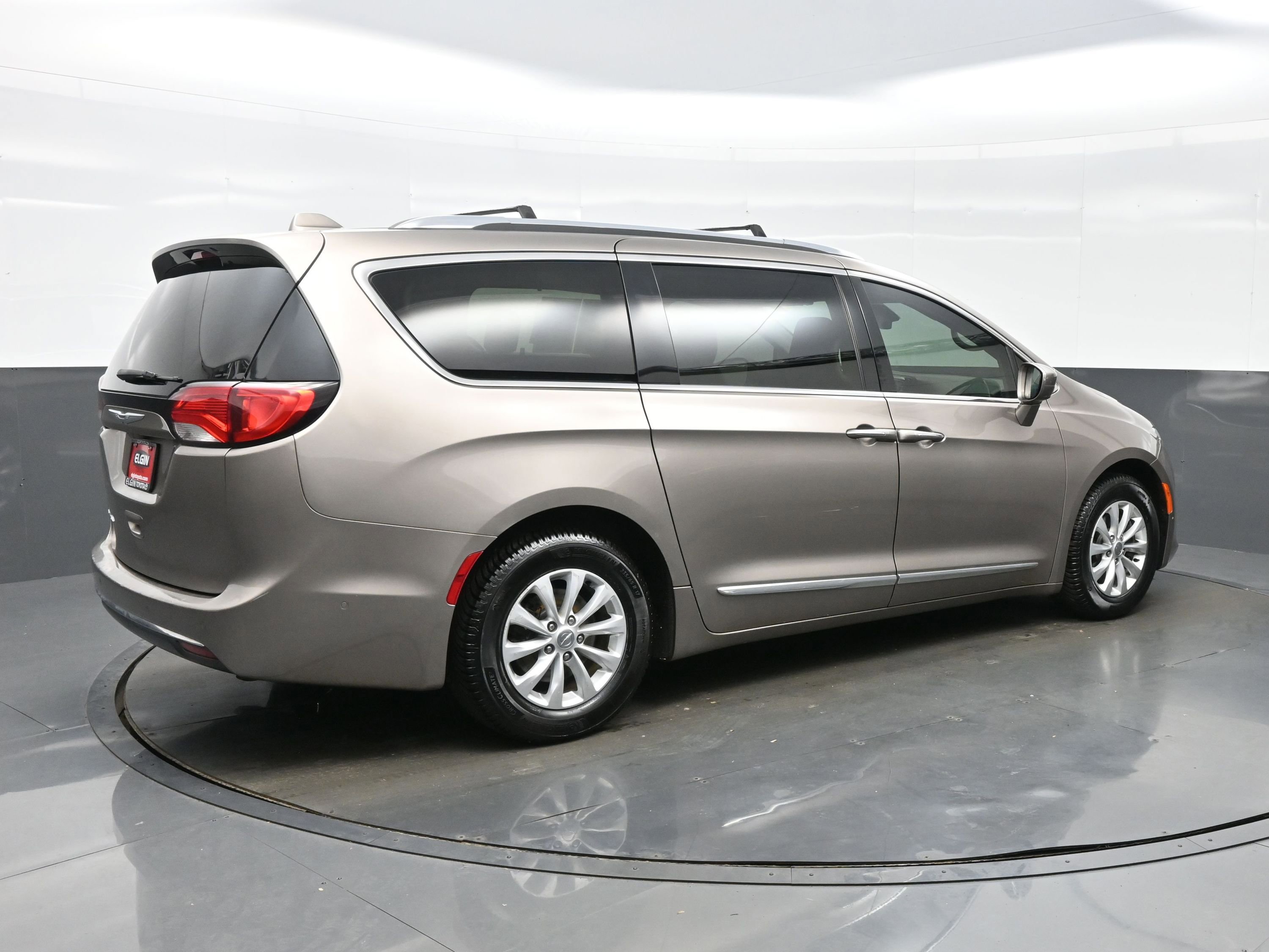Used 2018 Chrysler Pacifica Touring-L Plus w/ Advanced Safetytec Group FWD image 6