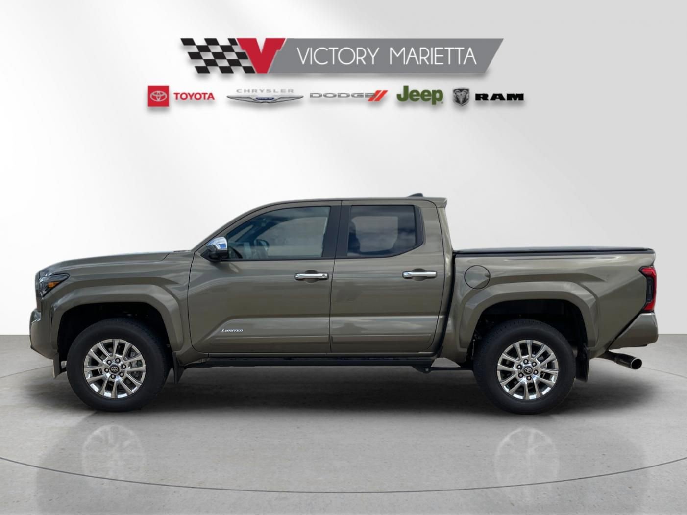Used 2024 Toyota Tacoma Limited w/ Limited Package (LT) AWD/4WD image 2